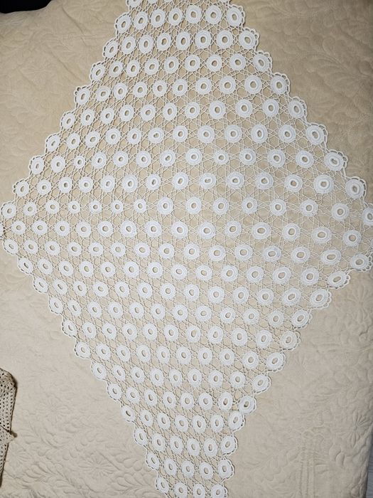 Fata de masa din macrame