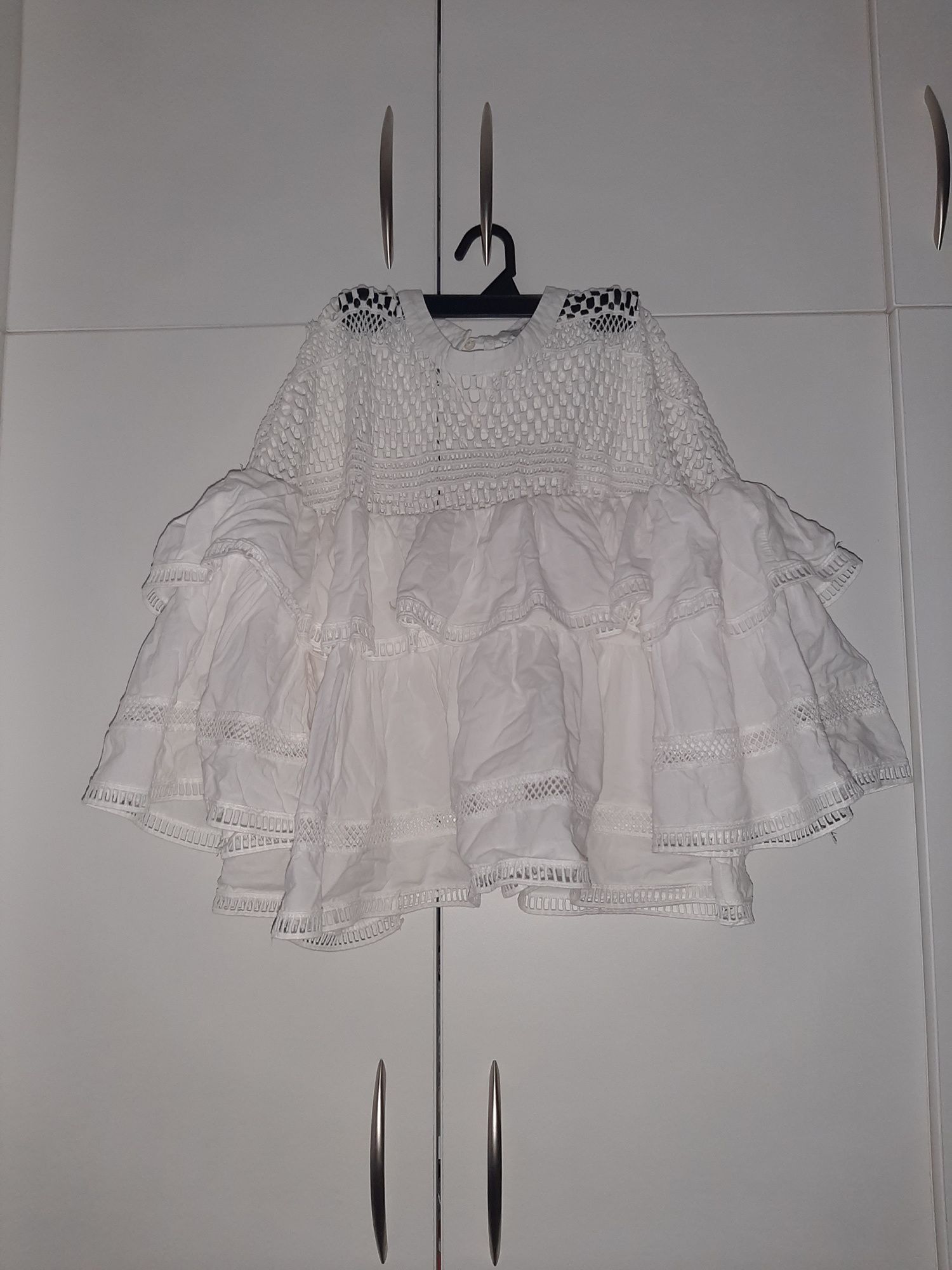 Бяла блуза Zara и други.
