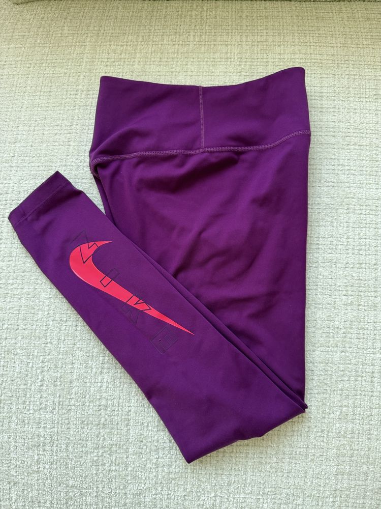 Клинове и бюстиета Nike