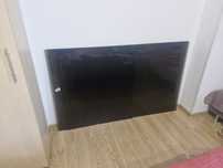 Donez trei geamuri de la balcon
