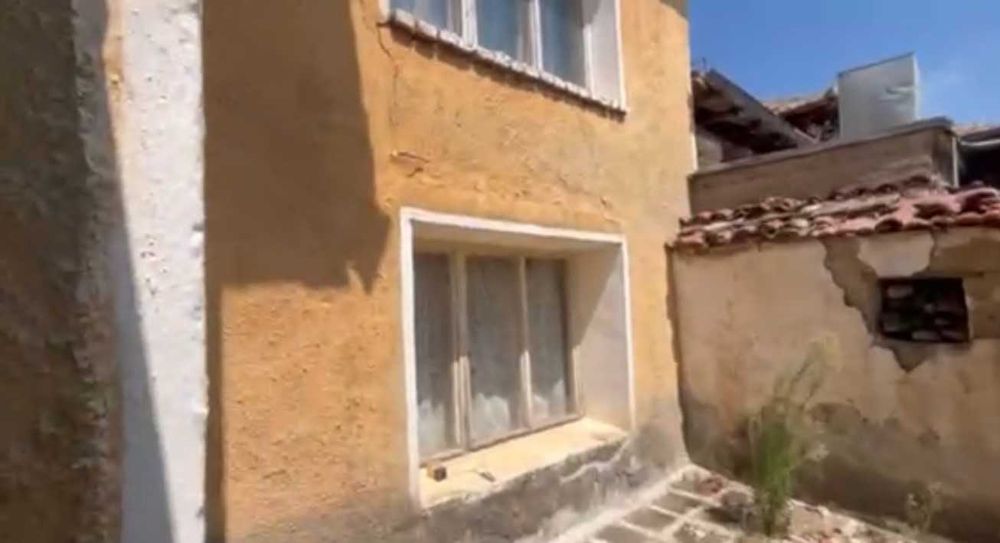 КЪЩА с РЗП 100 кв.м., двор 800 кв.м., село Иван Вазово