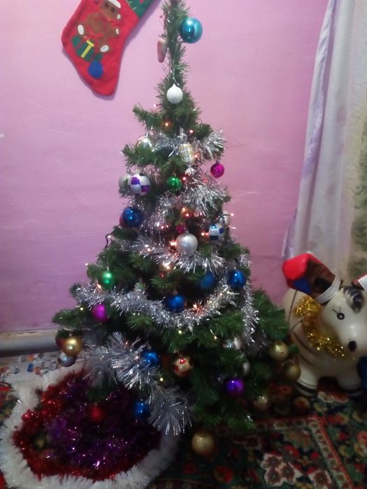 Ёлка искусственная с игрушками