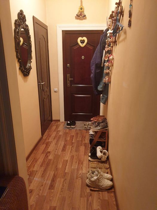 Продаётся 2/4/4,болкон 1.5 ×3, ЗЕРКАЛКА, массив Феруза,клиника Глория!