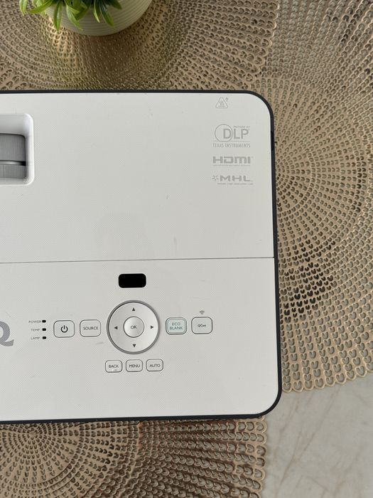 Videoproiector BenQ - 4000 lumeni, WXGA, HDMI, 3D - Impecabil!