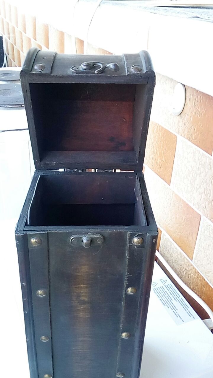 Стара дървена кутия с меден обков за бутилка.