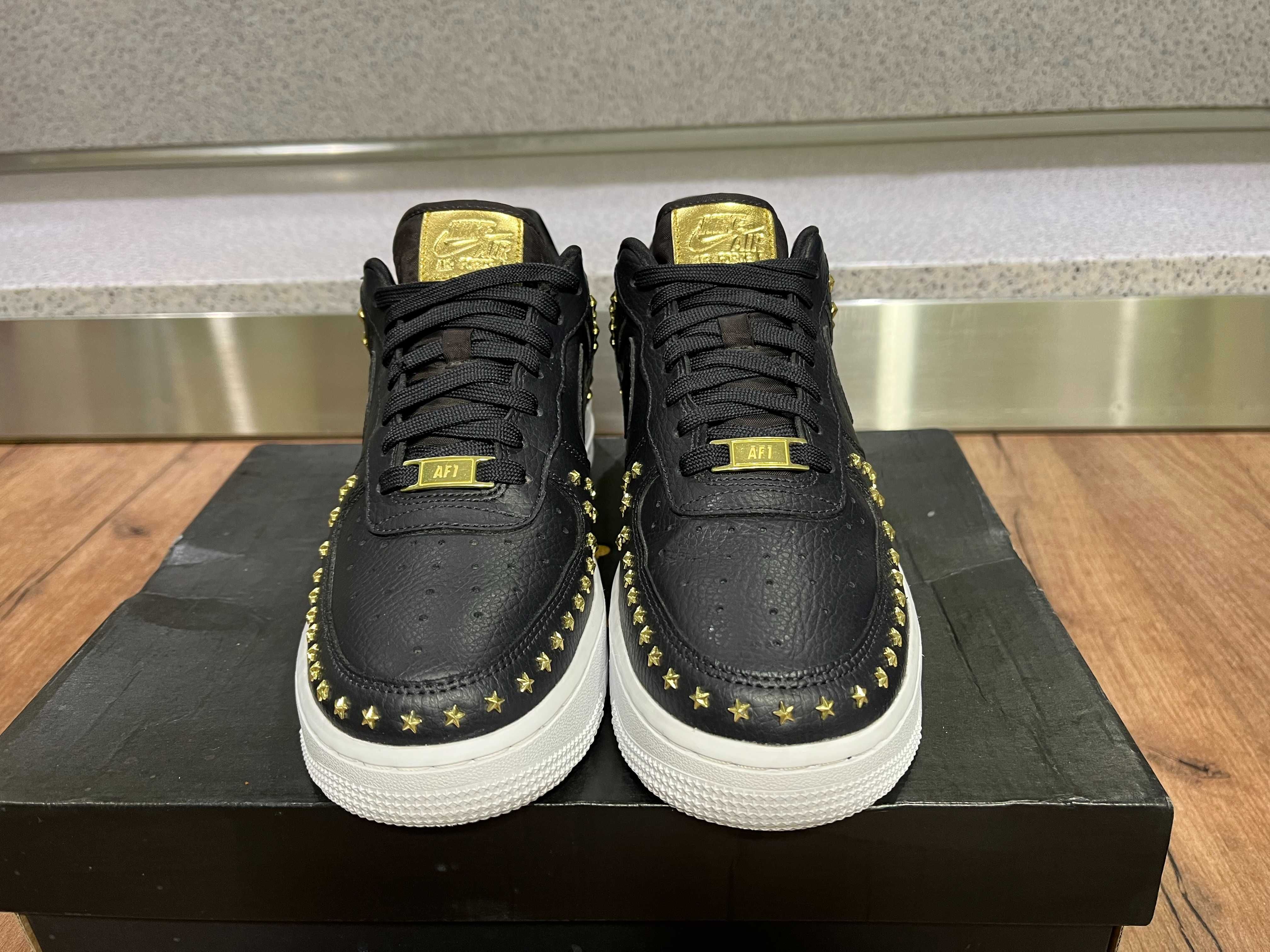 ОРИГИНАЛНИ *** Nike Air Force 1 07 XX GOLD Studded Stars Black White