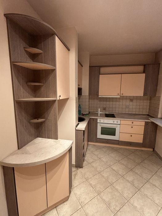 Продава са кухня със маса и 2 стол