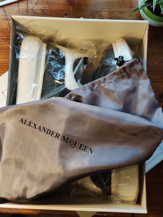 Vând Alexander Mcqueen ( negru cu alb )