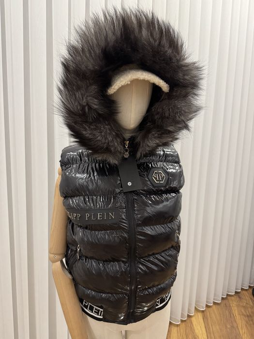 Лачен червен дамски елек с естествен пух на качулката