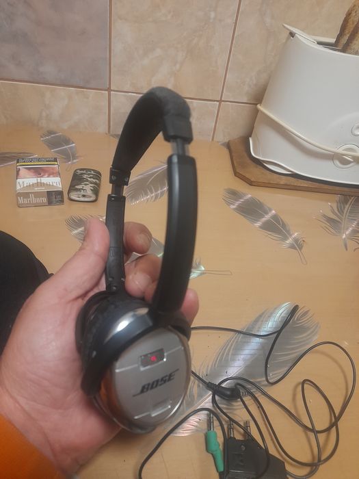 Vind caști cu fir bose