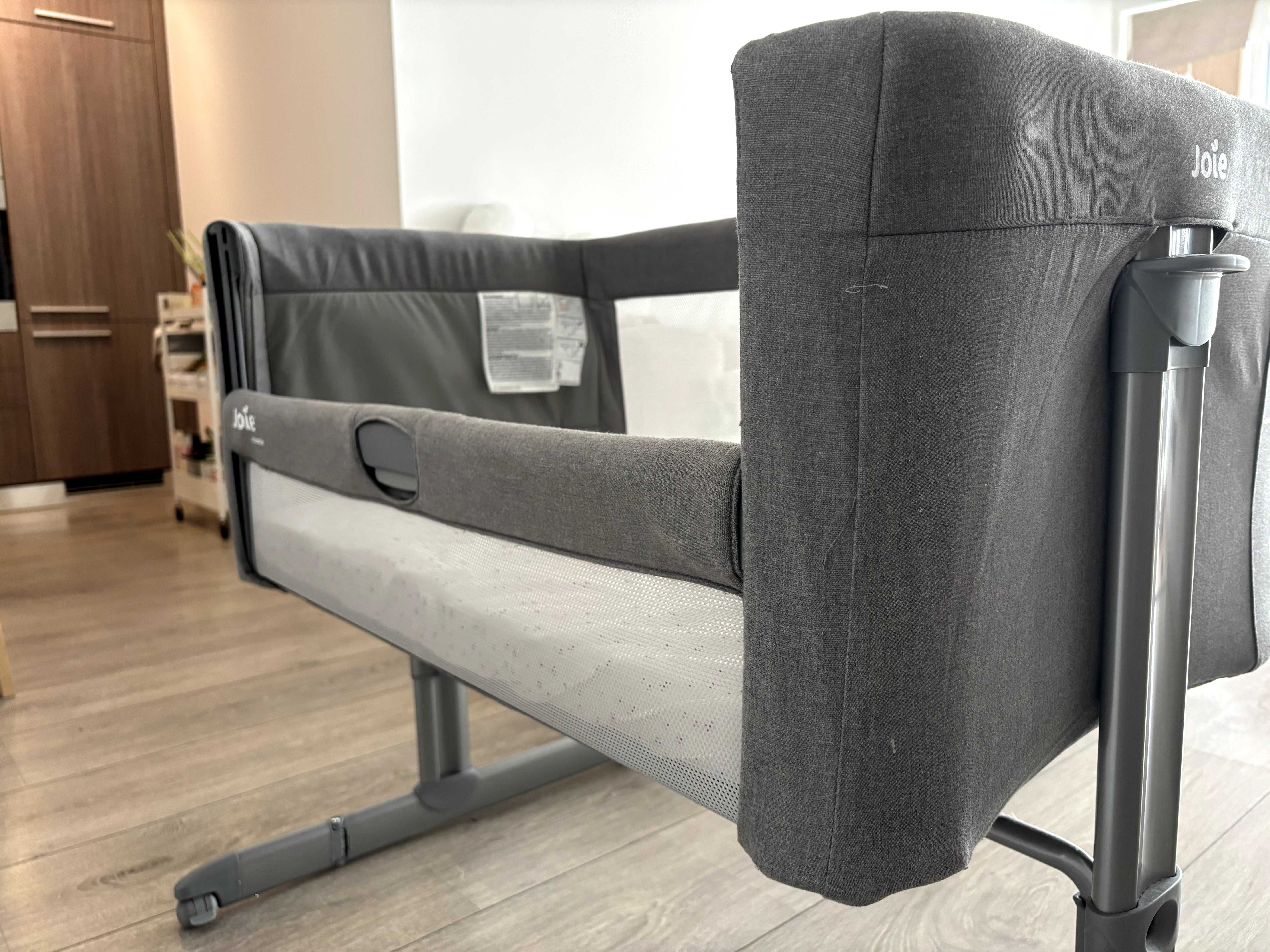 Креватче тип next-to-me Joie roomie™ glide, foggy grey + подарък