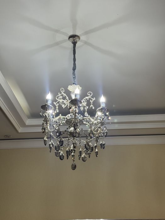 2 люстры одна большая 12 лампочек, а друггая 6 рожковое люстра