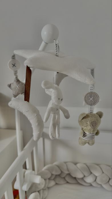 Музикална бебешка въртележка с дървена стойка