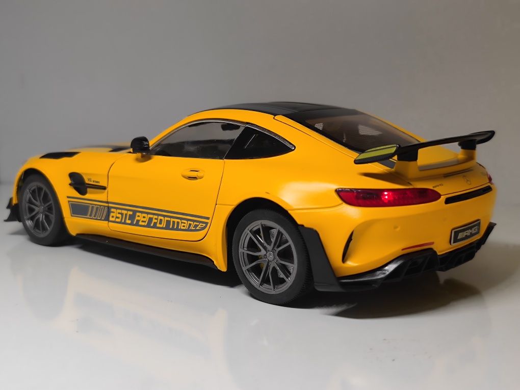 Mercedes AMG GT R 1:18 Металлическая масштабная модель машинка