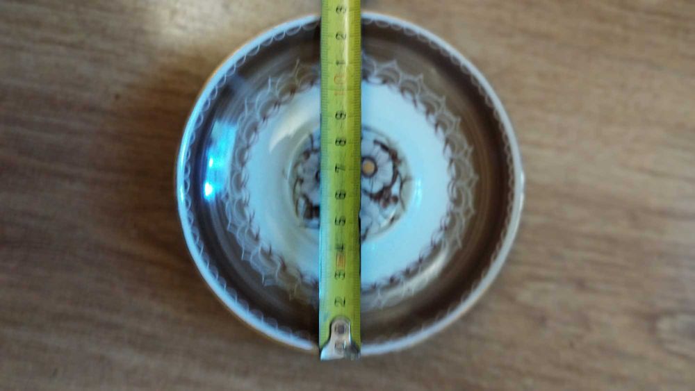 Красива порцеланова чиния за стена.Ръчна изработка.