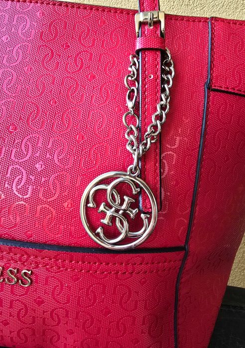 Guess оригинална дамска чанта в малиново червен цвят
