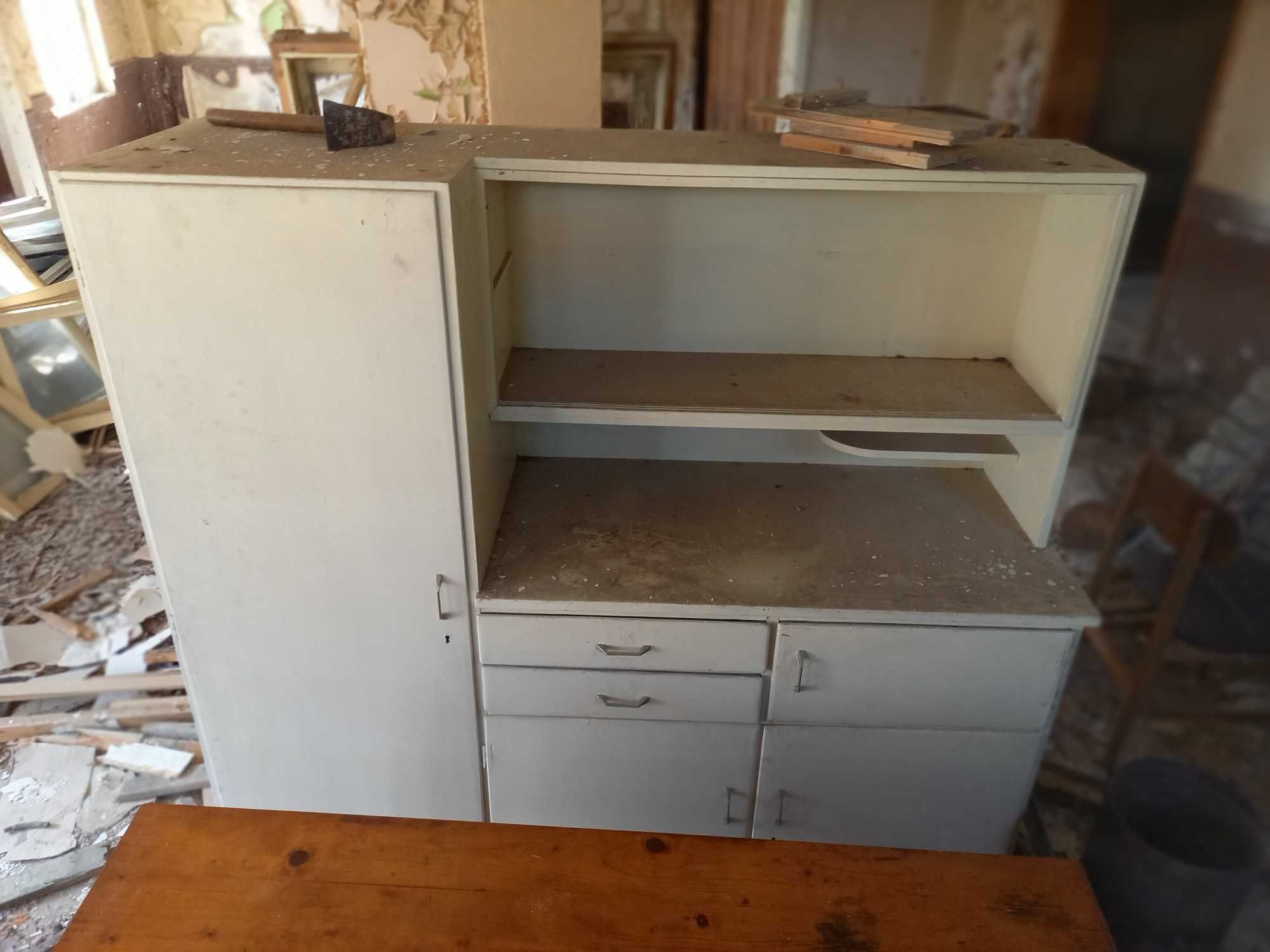 Стар кухненски шкаф