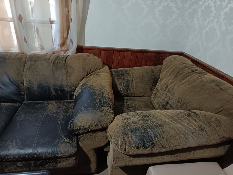 Мека мебел употребявана със следи по нея.