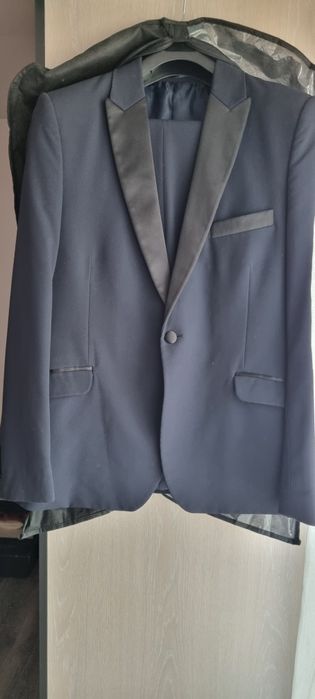 Vând costum elegant