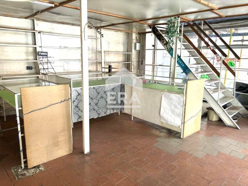 Магазин на три етажа за продажба, в обновена сграда Паметник на култур