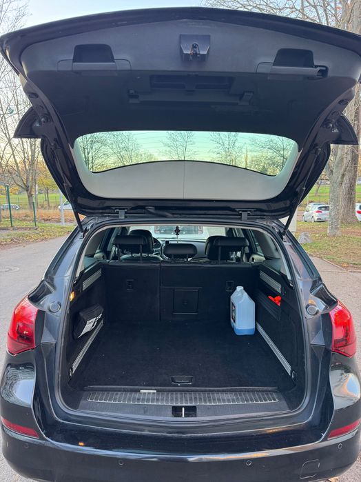 Opel Astra J 2012. Mașina se află în Germania