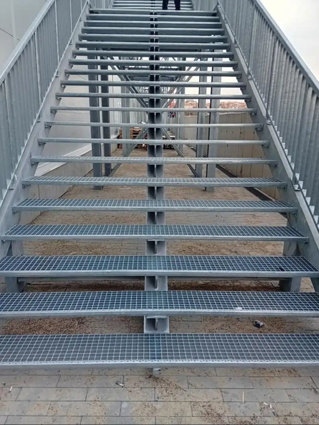 Scara zincate la comanda în toată tara