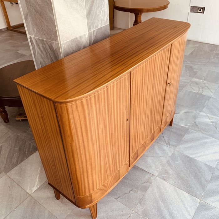 Ретро шкаф с елегантна фурнирована повърхност