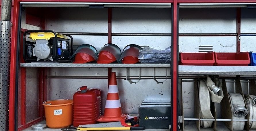 Masina de pompieri Mercedes Benz, inmatriculata si echipata, 2000 L