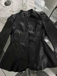 Вталено черно кожено сако