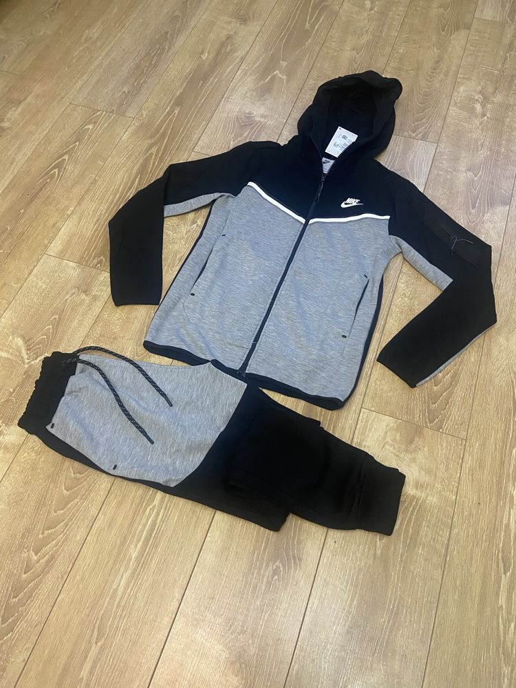 Trening Tech Fleece Nike marimea L, XL, XXL