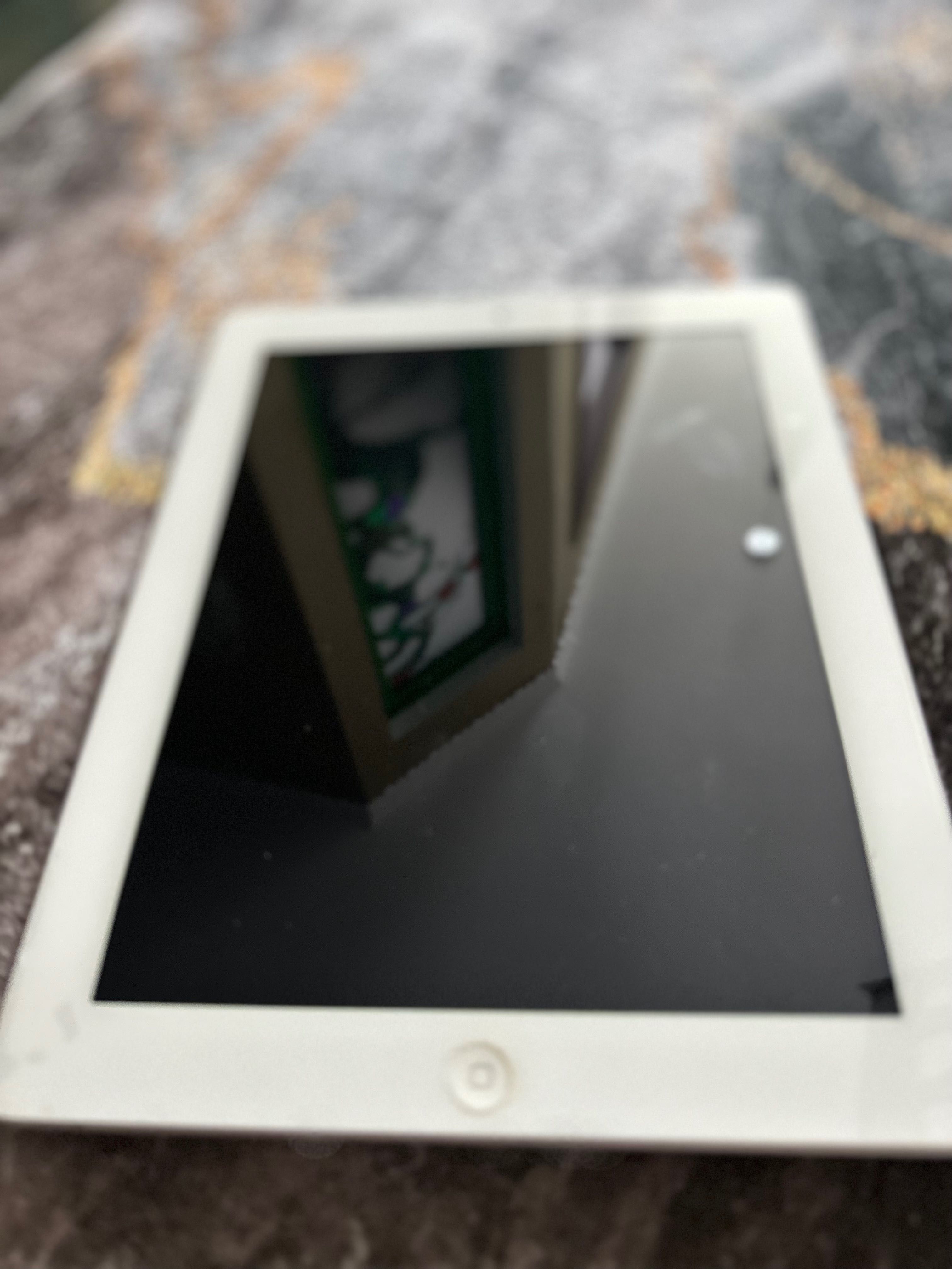 Vând tableta Apple 3