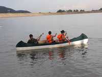 Canoe de trei persoane cu 3 pagăi