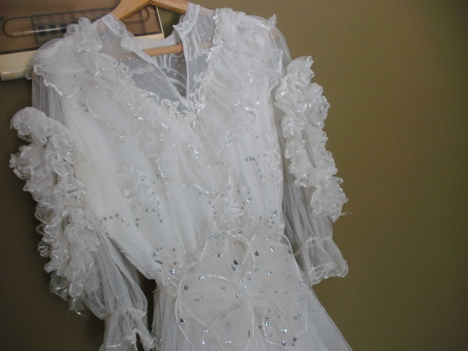Бяла сватбена рокля / булчинска / - дължина 136 см