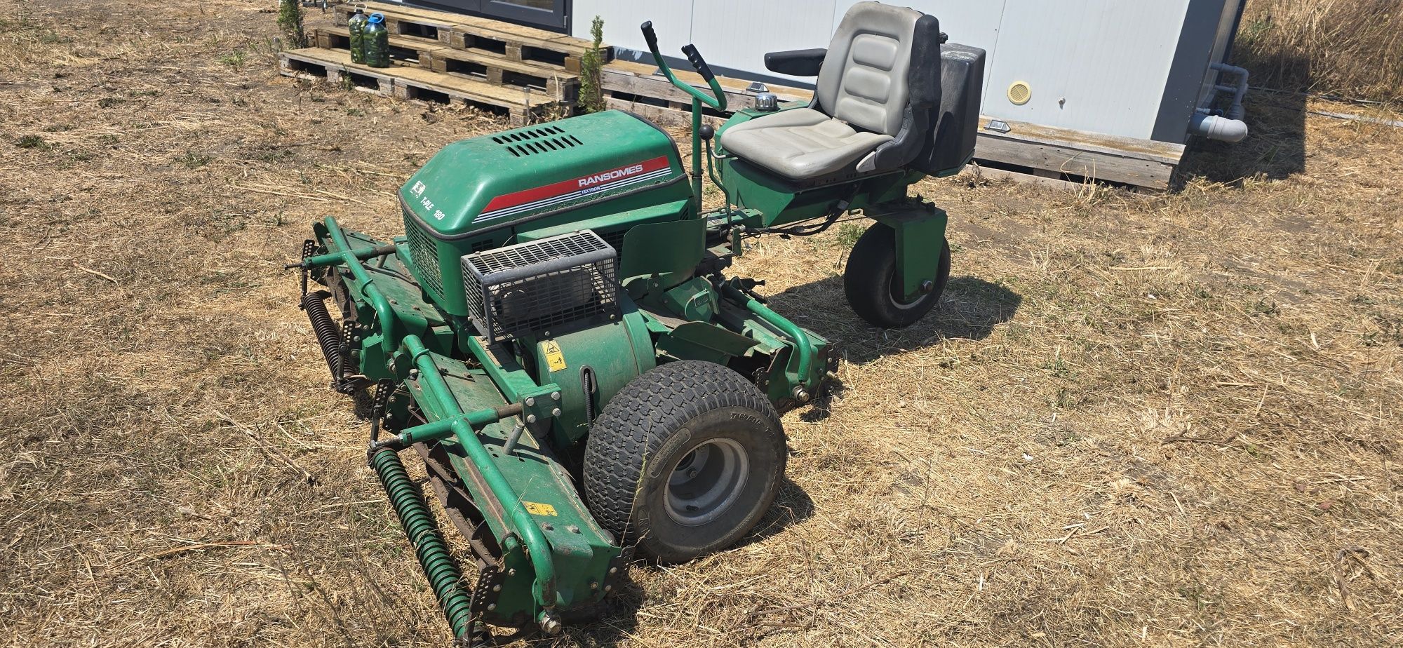 Vand tractor tuns gazonul  PROFESIONAL