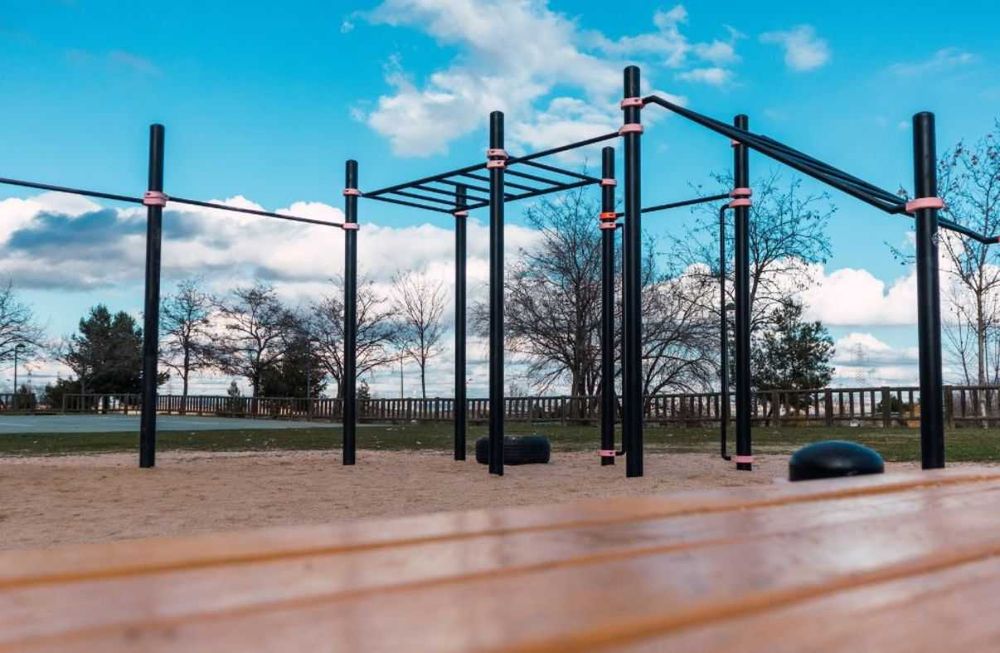 Воркаут-зона турник брусья