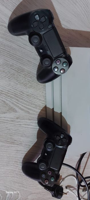 PS4 Pro special edition white1Tb resetat ,cu doua controlării si doua