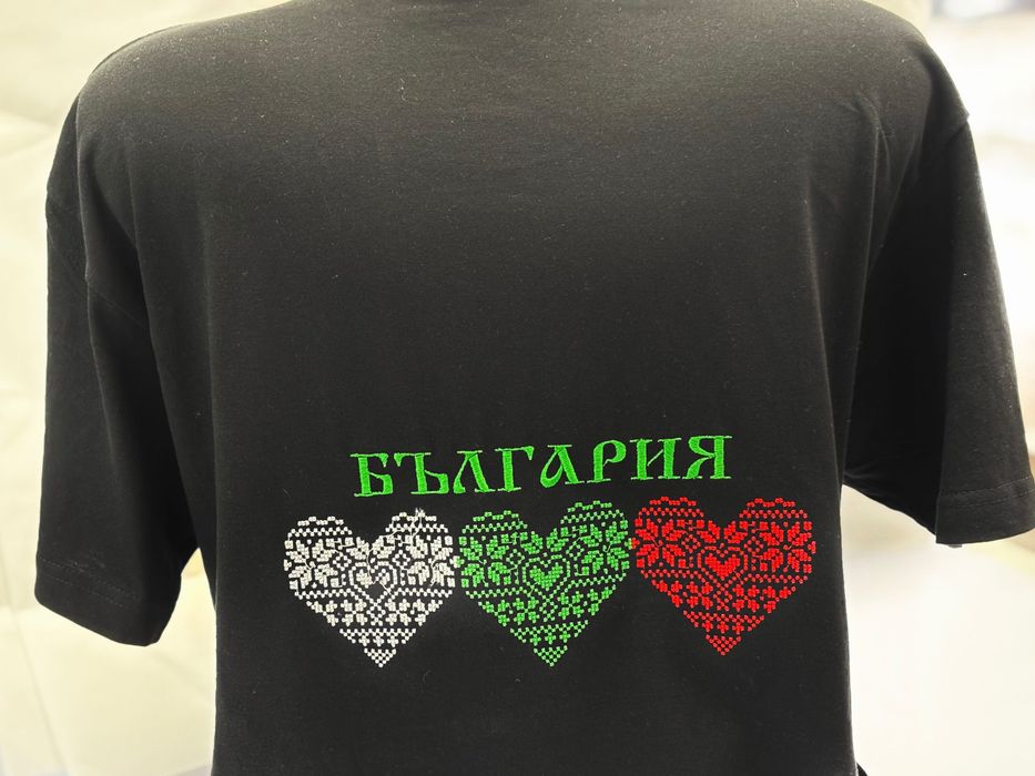 Тениска с бродирана шевица и надпис.