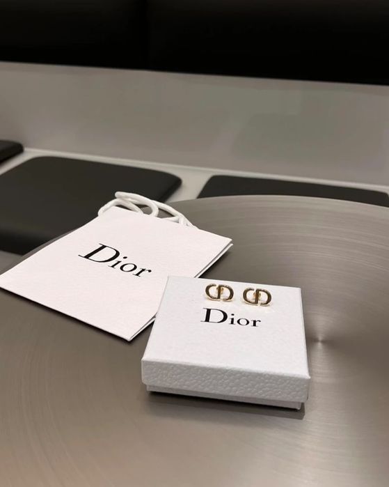 Обеци на марката Dior
