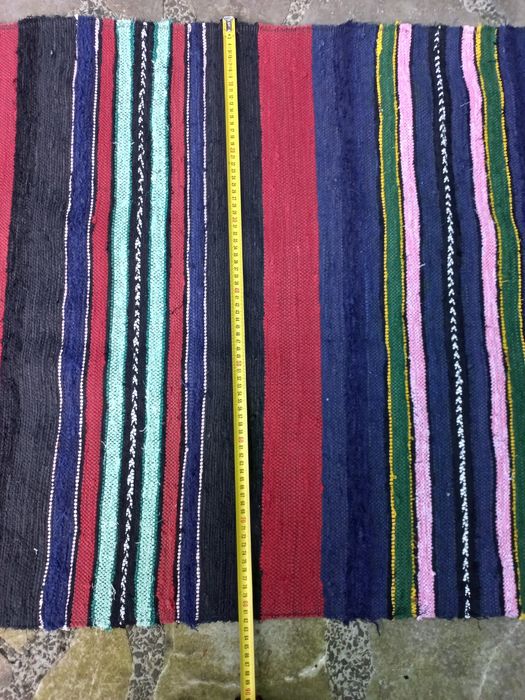 Шарени черги ръчно тъкани
