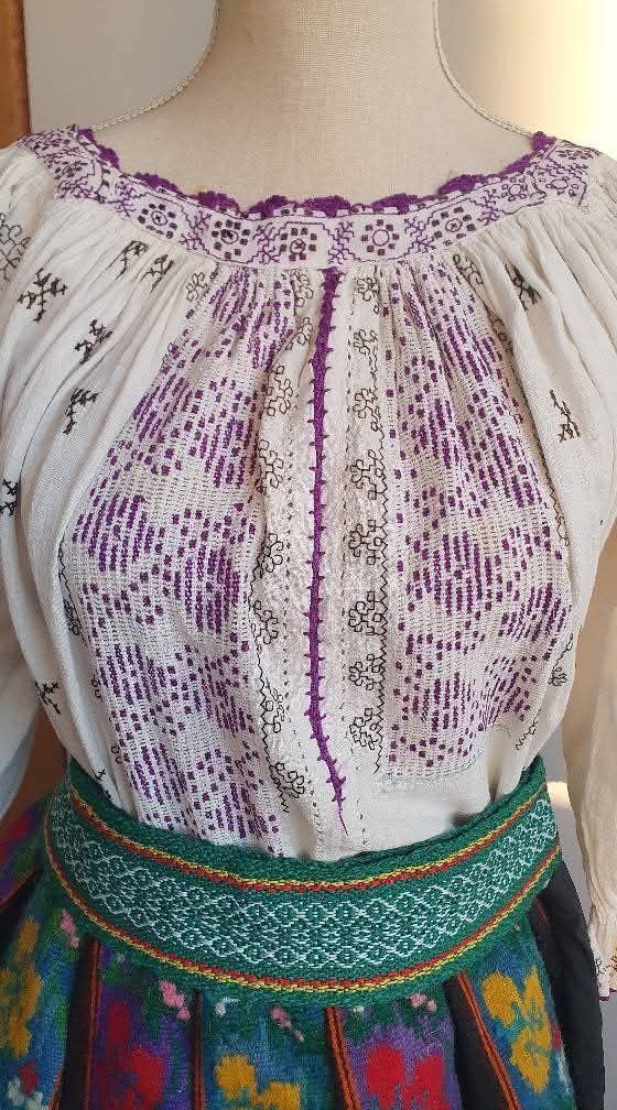 Costum popular (ie/ camasa, valnic/fota/catrinta/opreg)