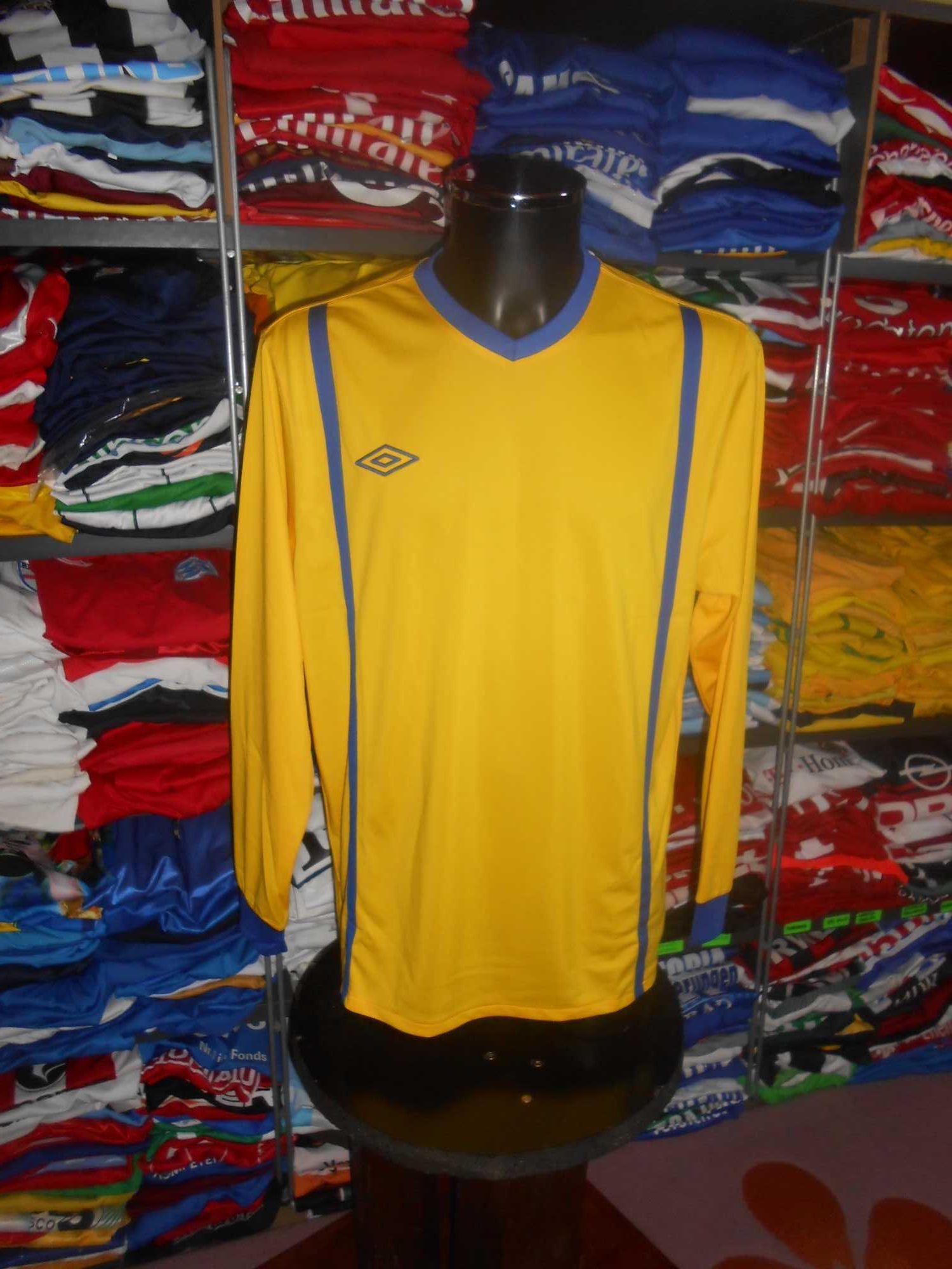 tricou  umbro marimea XL 100% original nou cu eticheta