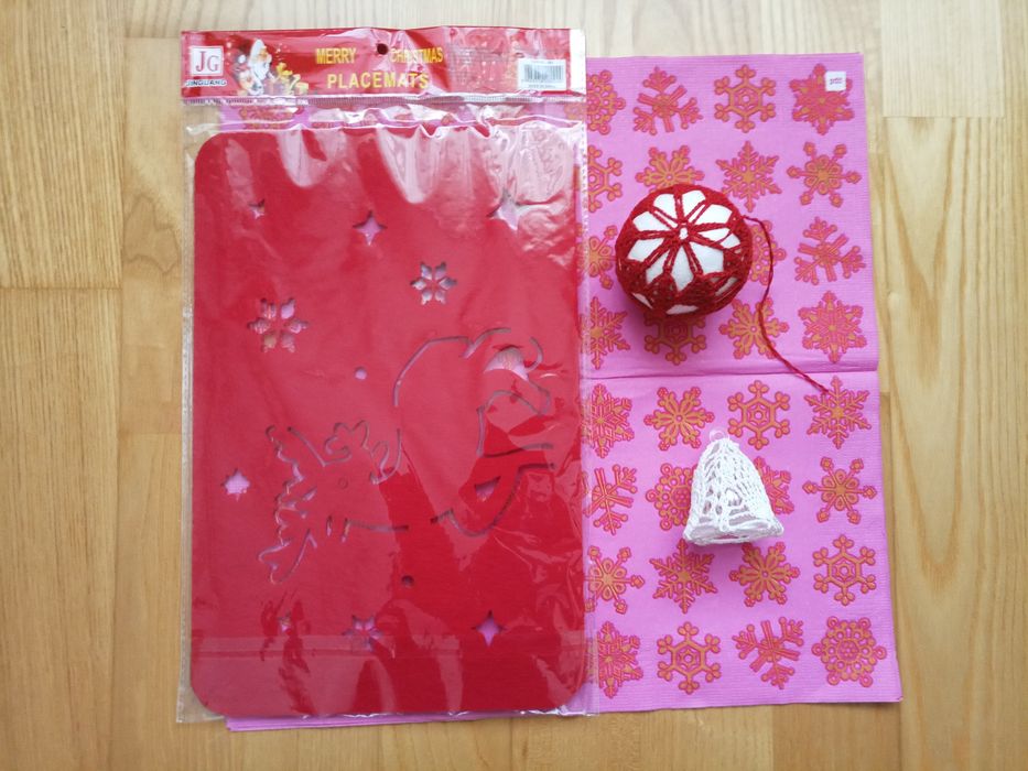 Suport farfurie(model cu ren) și 2 globuri lucr.manual pt.Craciun