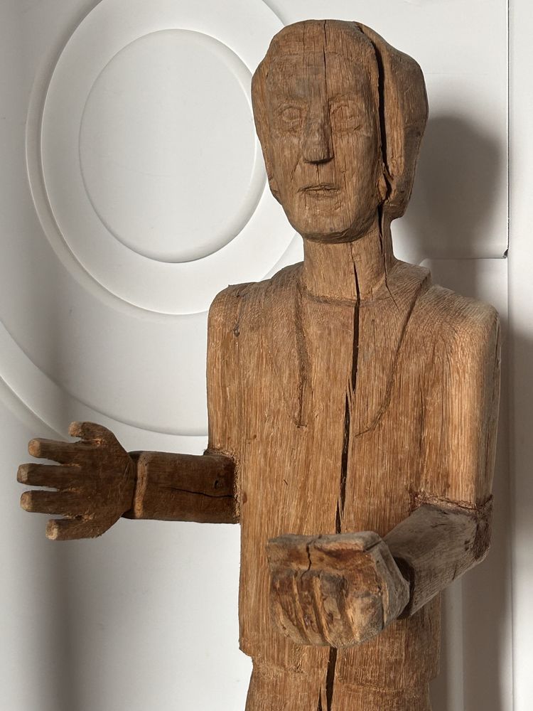 Sculptura lemn veche reprezentand-o pe scriitoarea Herta Muller, Nobel