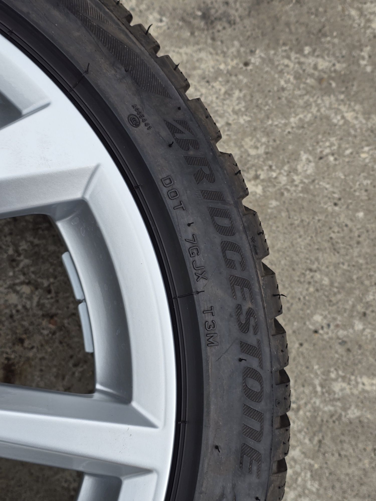 4 Броя 245/40/18 Bridgestone 1x8mm 24dot 3x7mm 20dot