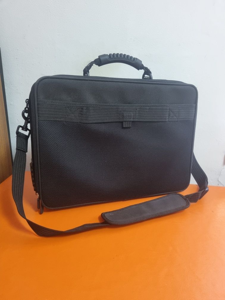 Geanta laptop 17 inch NOUĂ