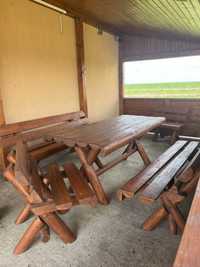 Vând masă de lemn cu scaune și bănci