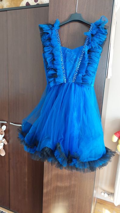 Продавам синя, къса, бална рокля