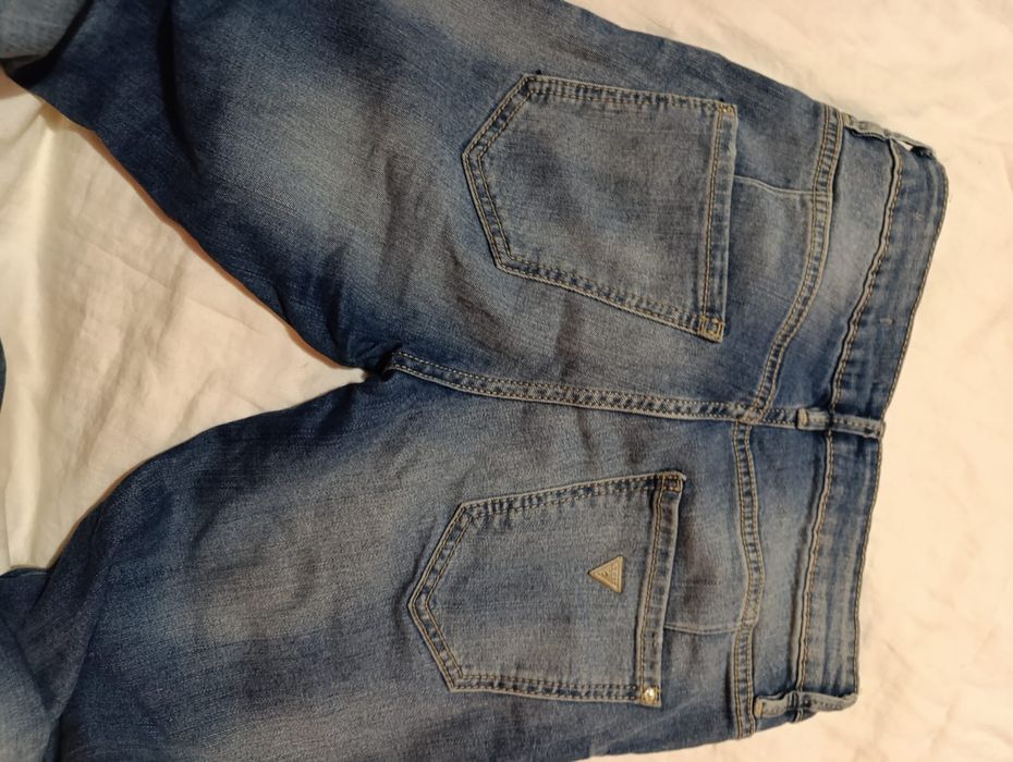 Vând 2 perechi blugi Guess