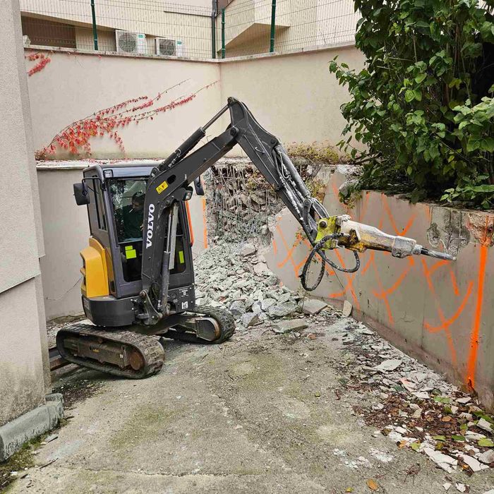 Услуги с мини багер и хидравличен чук