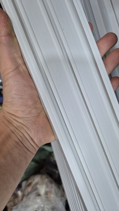 Parda uchun temir va plastik karnizlar va barcha kerakli aksesuarlar
